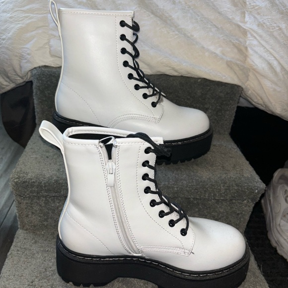 Womans Size 6 Steve Madden Betty White boots - Picture 4 of 8